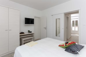 Apartment (Superior One-Bedroom Apartment with T) | 5 bedrooms - Apartments Posta (Mljet)