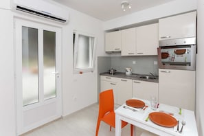 아파트 (Comfort One-Bedroom Apartment with Te) | 전용 주방 | 냉장고
