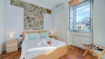 Honeymoon Apartment, 2 Bedrooms, 2 Bathrooms, Lakeside (La Voce Del Lago Pied Dans L' Eau) | 2 bedrooms, iron/ironing board, free WiFi, bed sheets