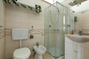 Villa básica | Baño | Regadera, secadora de cabello, bidet 