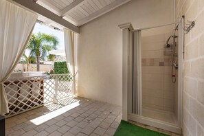 A balcony with a view of palm trees, a shower area with tiled walls, and a white ceiling. - 2934 Villetta Patrizia - Bilocale by Barbarhouse (Manduria)