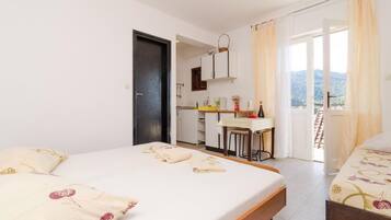 Estudio (Studio Apartment) | Sala de estar | Televisión