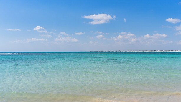 A clear view of a beach with turquoise water and a distant shoreline. - 2805 Villetta Anna by Barbarhouse (Porto Cesareo)