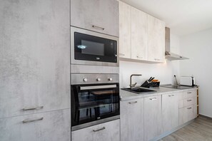Villa (Three Bedroom Villa with Swimming Poo) | Dapur peribadi | Peti sejuk 