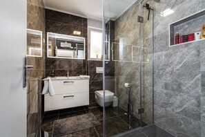 Villa (Three Bedroom Villa with Swimming Poo) | Badeværelse | Bruser, håndklæder