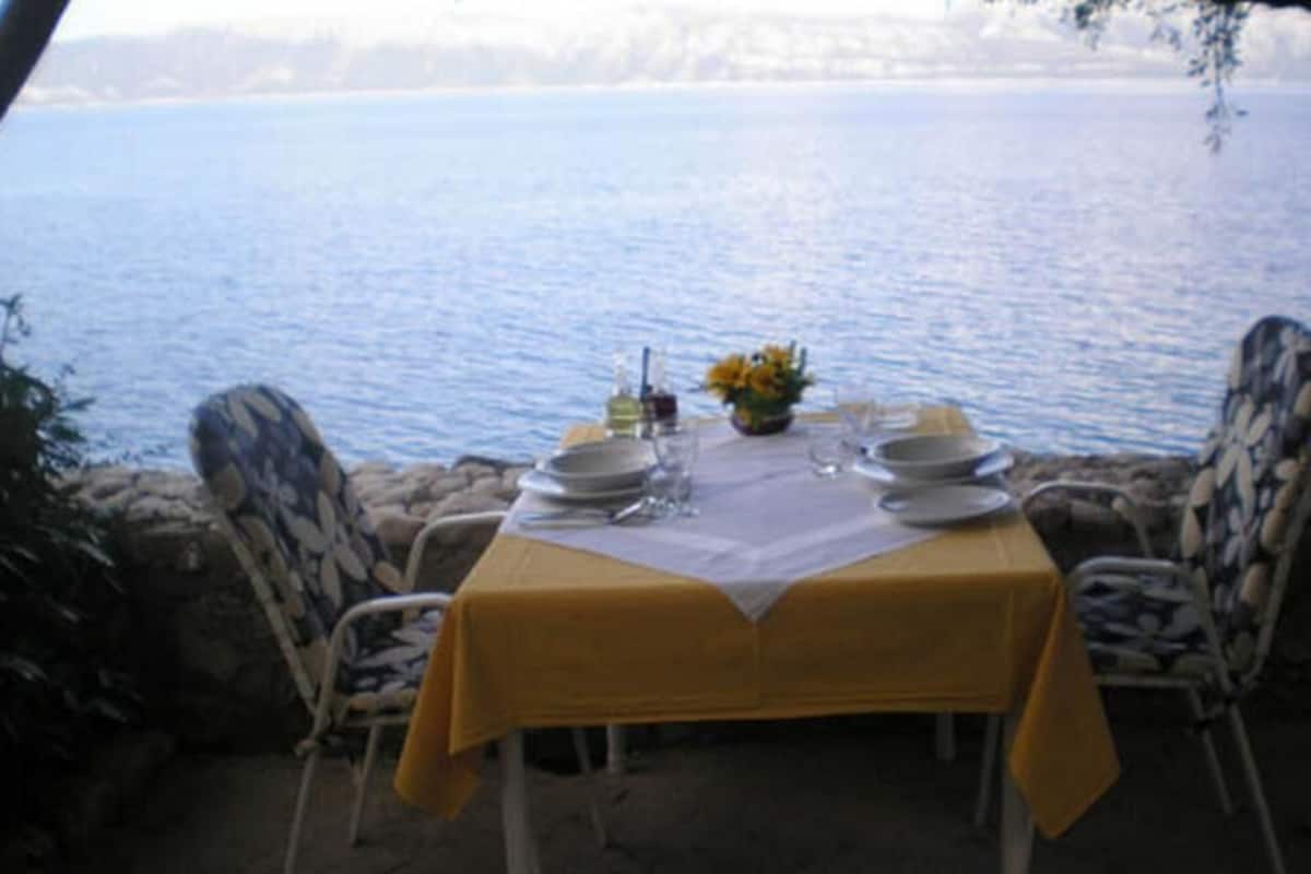 Double Room (Double Room with Balcony and Sea View) | Dining room