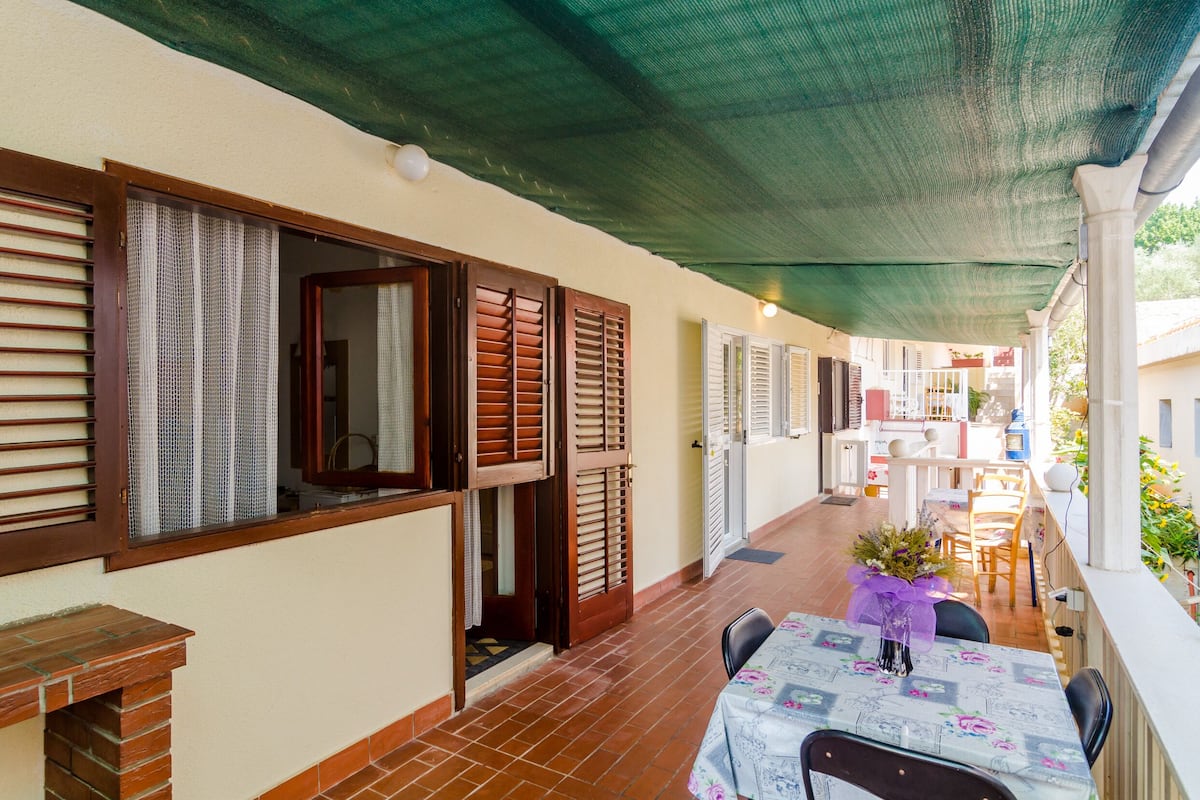Chambre Triple (Triple Room with Patio and Sea View) | Balcon