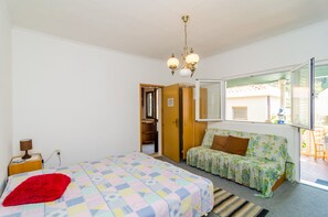 Appartement (One Bedroom Apartment with Patio and )