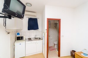 Studio (Studio Apartment with Terrace and Sea) | Salle de séjour