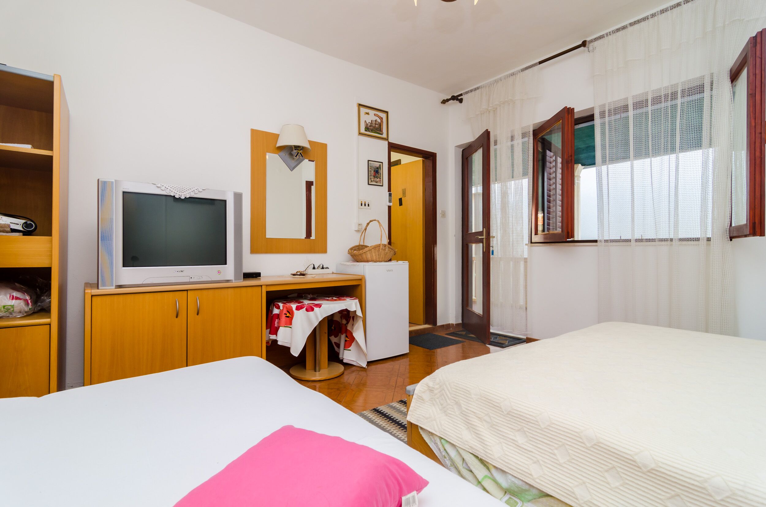 Triple Room (Triple Room with Patio and Sea View) | Interior