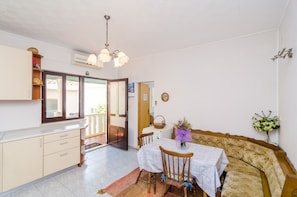 Appartement (One Bedroom Apartment with Patio and ) | Salle de séjour