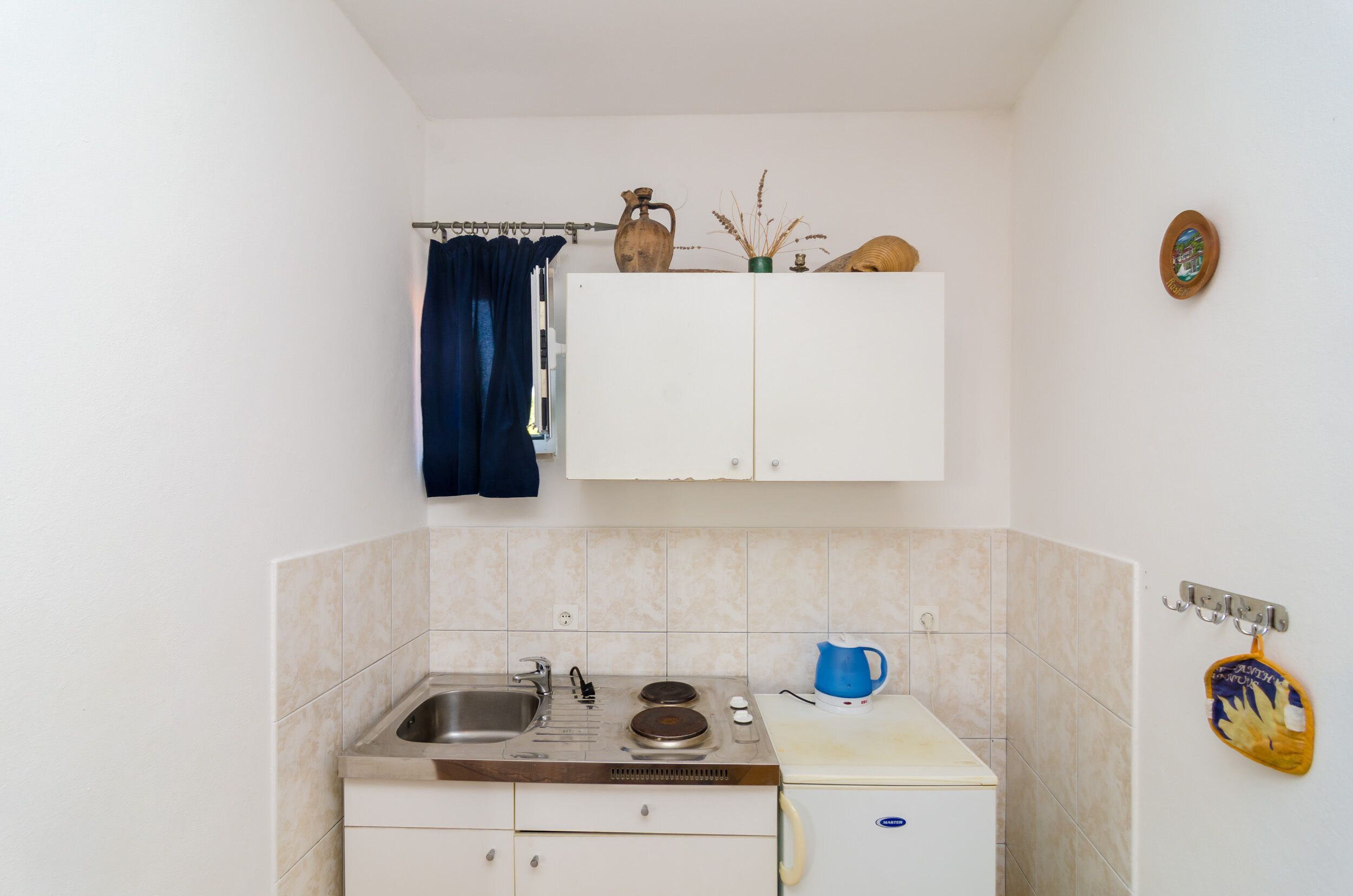 Studio (Basic Studio Apartment with Patio and) | Private kitchen | Fridge