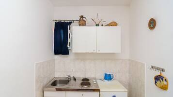 Studio (Basic Studio Apartment with Patio and) | Private kitchen | Fridge