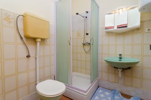 Chambre Triple (Triple Room with Patio and Sea View) | Salle de bain