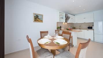 Departamento (One-Bedroom Apartment with Balcony an) | Comedor