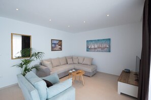 Appartement (One-Bedroom Apartment with Balcony an) | Salle de séjour | Télévision