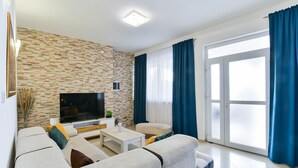 Nhà (Four Bedroom Holiday Home with Swimmi) | Phòng khách | TV 