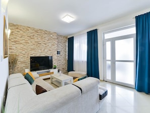Casa (Four Bedroom Holiday Home with Swimmi) | Sala de estar | TV