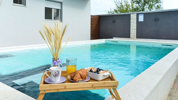 Nhà (Four Bedroom Holiday Home with Swimmi) | Hồ bơi | Hồ bơi ngoài trời phục vụ theo mùa, dù/ô trên bãi biển/hồ bơi 