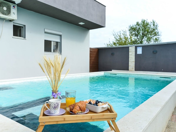 Casa (Four Bedroom Holiday Home with Swimmi) | Piscina | Piscina externa sazonal, guarda-sóis, espreguiçadeiras