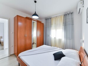 House (Four Bedroom Holiday Home with Swimmi) | 4 bedrooms