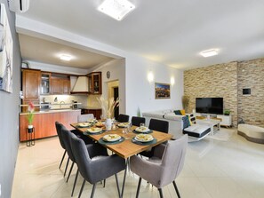 House (Four Bedroom Holiday Home with Swimmi) | Dining room