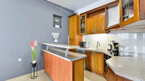 Nhà (Four Bedroom Holiday Home with Swimmi) | Bếp riêng | Tủ lạnh 