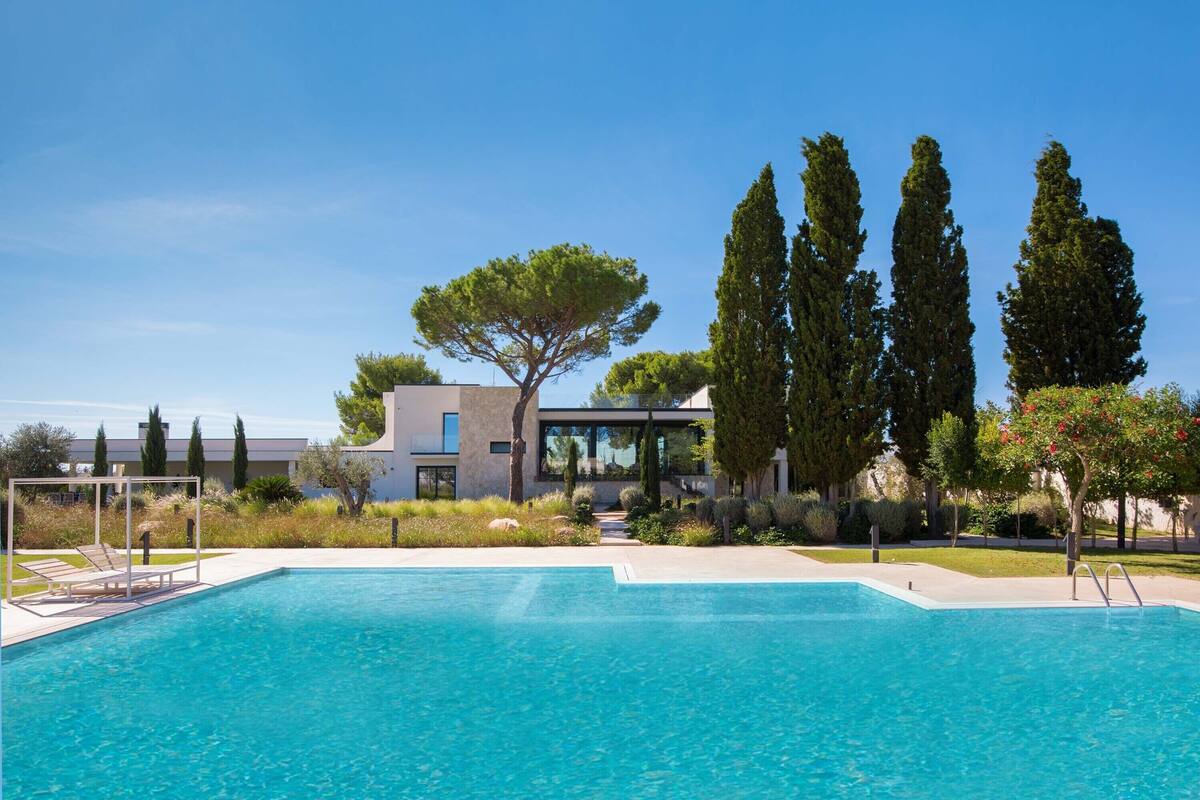 Una piscina al aire libre de temporada