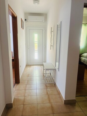 公寓 (Two Bedroom Apartment with Sea View) | 客廳 | 電視