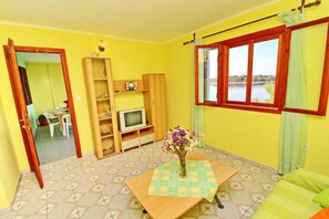 Leilighet (Three Bedroom Apartment with Terrace ) | Oppholdsrom | TV