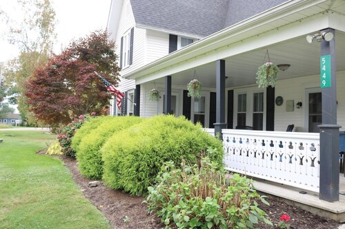 5449 Emerald 5 Bedroom Home by RedAwning