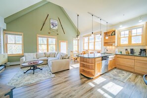 Deluxe Condo, 3 Bedrooms, Balcony, Resort View (Silver Mill 8244) | Living area | 42-inch Smart TV with cable channels, TV, fireplace - Silver Mill 8244 (Keystone)