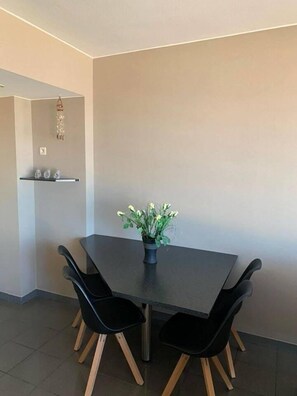 Apartamento, várias camas | Opções para refeição
