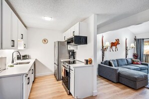 Køleskab, mikrobølgeovn, ovn, kogeplade