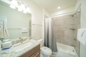 Lägenhet Premier - 3 sovrum - eldstad - utsikt mot bergen (Clearwater Lofts Bldg 2 205) | Badrum | Badkar/dusch, hårtork och handdukar