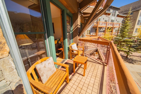 Condo de diseñador, 2 habitaciones, balcón, vista al resort (Black Bear 8043) | Balcón