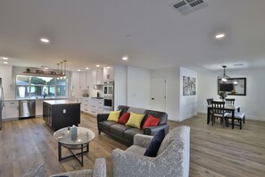 Living area - Biltmore Modern & Central - Relaxing pool and spa (Phoenix)