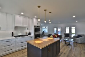 Interior - Biltmore Modern & Central - Relaxing pool and spa (Phoenix)