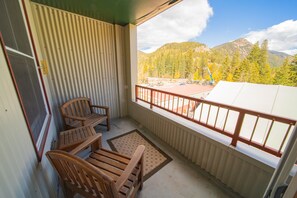 Design Condo, 1 Bedroom, Balcony, Mountain View (Silver Mill 8284) | Exterior