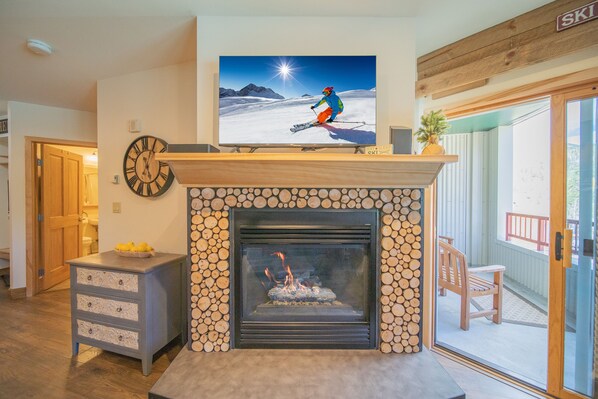 Design Condo, 1 Bedroom, Balcony, Mountain View (Silver Mill 8284) | Interior detail