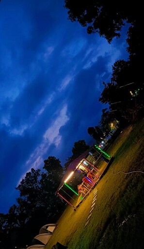 Mökki, 1 keskisuuri parisänky | Ulkopuoli