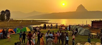 Pawna 湖家庭、情侶及團體露營地