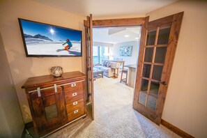 Deluxe-Studio, 1 Doppelbett und Schlafsofa, Balkon, Bergblick (Saints John 2549) | Außenbereich