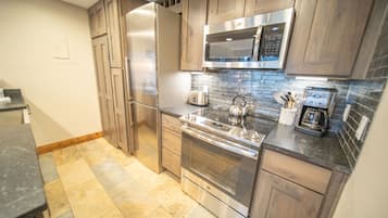 Estudio Deluxe, 1 cama matrimonial y sofá cama, balcón, vista a la montaña (Saints John 2549) | Cocina privada | Refrigerador con congelador, microondas y cafetera y tetera