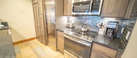 Deluxe studio, 1 tweepersoonsbed met slaapbank, balkon, uitzicht op bergen (Saints John 2549) | Privékeuken | Een koelkast met diepvriezer, een microgolfoven