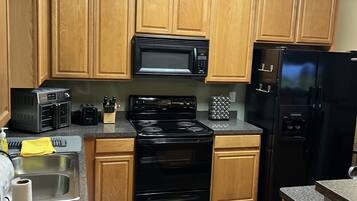 Kjøleskap, mikrobølgeovn, ovn og kokeplater