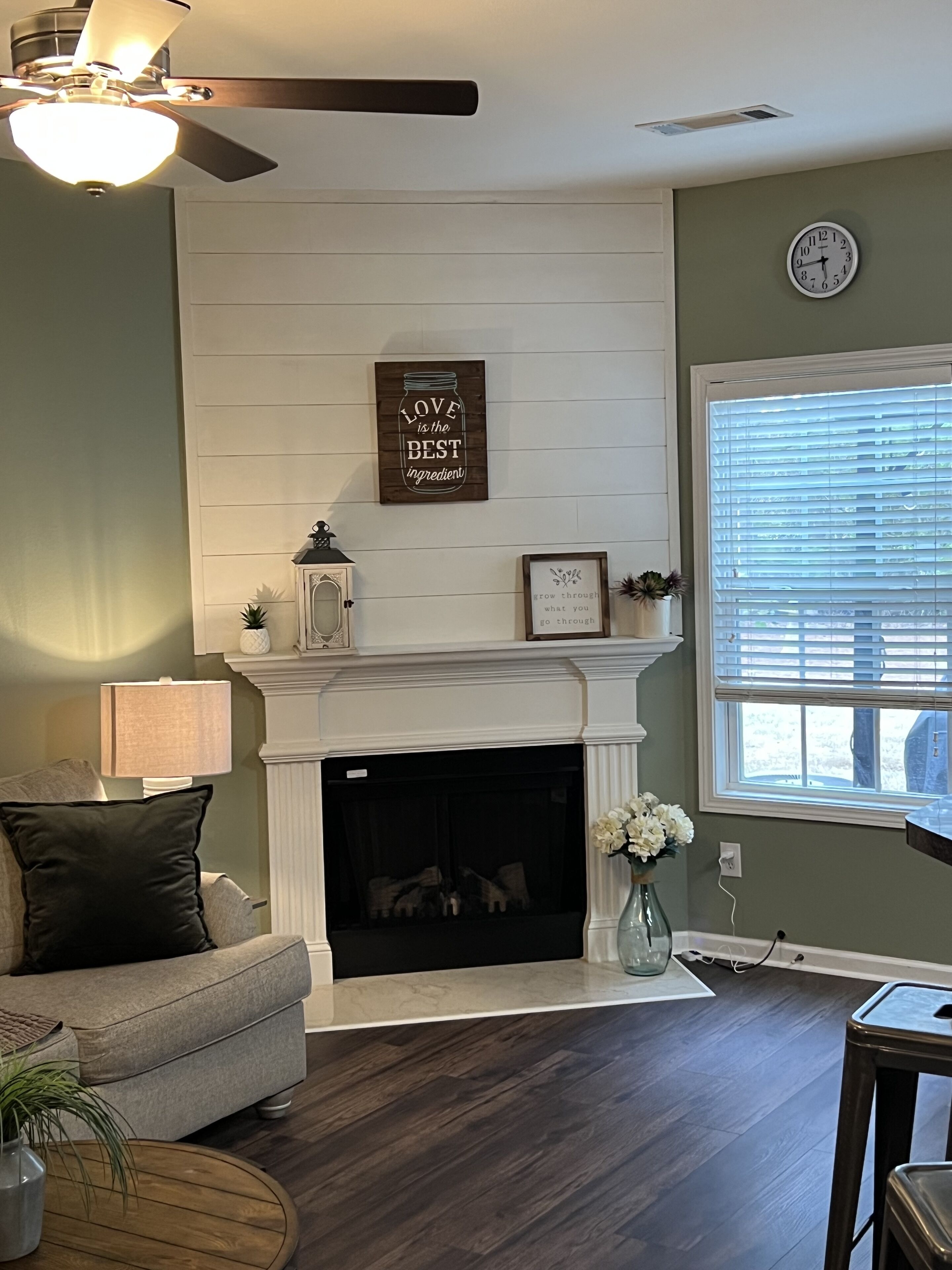 TV connectée, cheminée, chaîne hi-fi