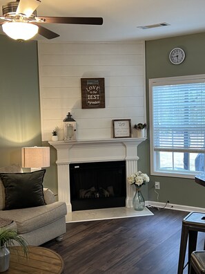 Smart TV, fireplace, stereo