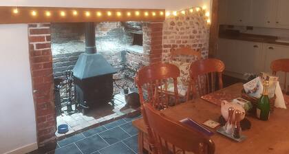 Delightful 3 bed Thatched Cottage Near Winchester