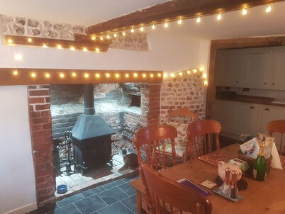 Delightful 3 bed Thatched Cottage Near Winchester